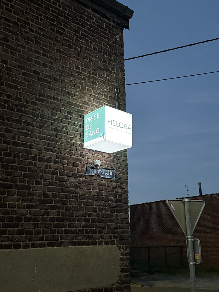 Enseigne plexiglas 3D cube – visibilité de nuit et communication impactante